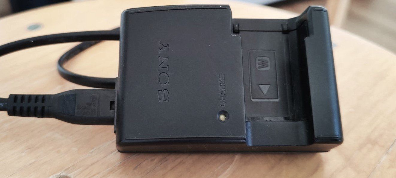 Sony Sonstiges Zubehör: Sony Ladegerät & 1 NP-FW 50 Akku – Gebraucht aus Buttisholz von buttiholli