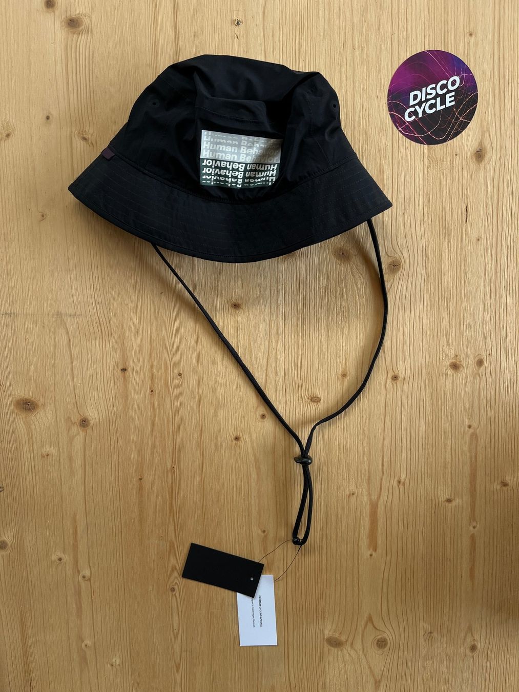 Pas Normal Studios Copricapi, berretti & cappellini: % Pas Normal Studios T.K.O. Off-Race Shield Bucket - Black M – Nuovo e nell'imballaggio originale da Bern venduto da Disco_Cycle 1
