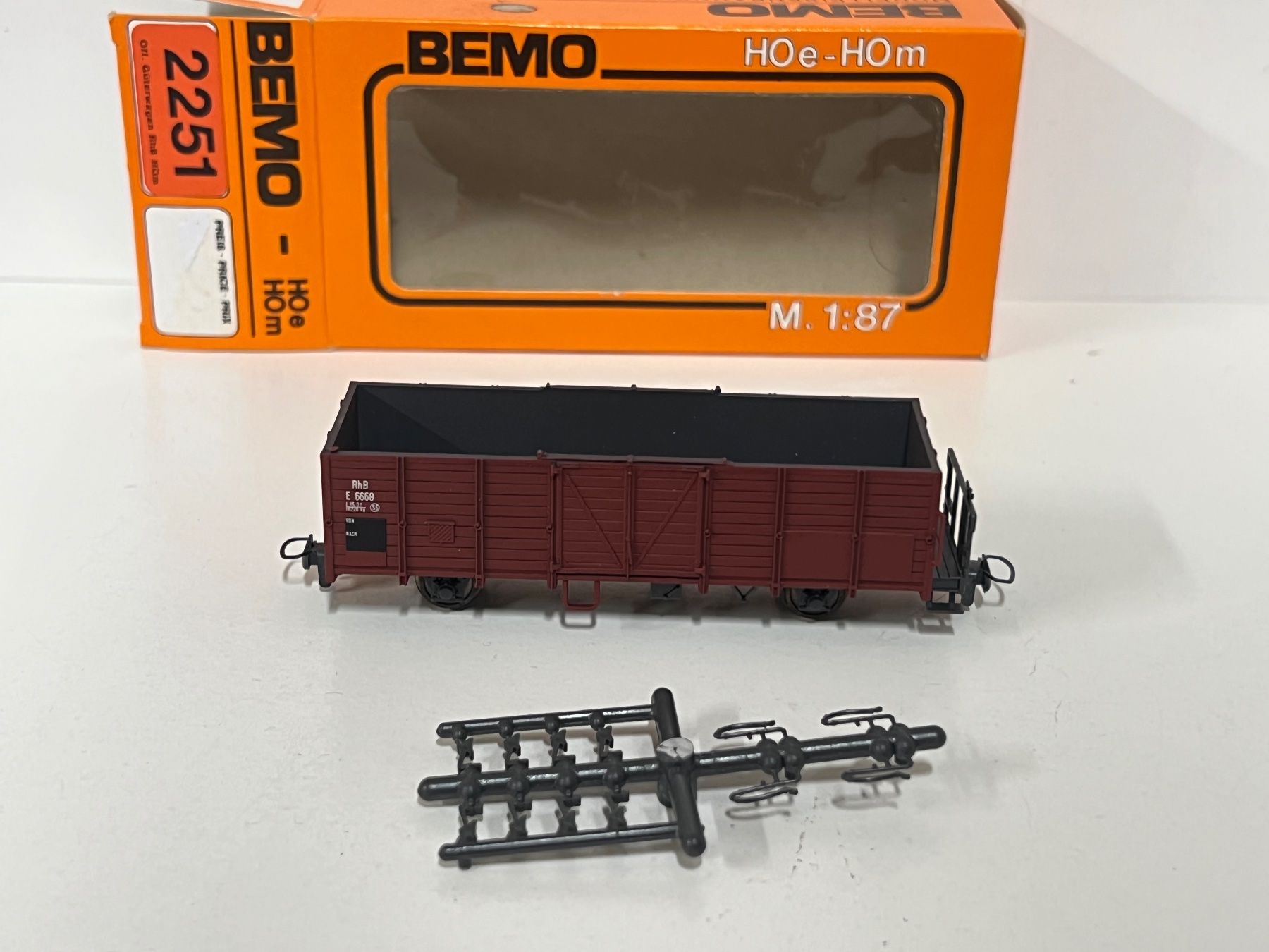 Bemo Modellini di ferrovie: Bemo 2251 Off. Güterwagen RhB E 6668 – Nuovo (secondo la descrizione) da Neuenhof venduto da ludovicco 1