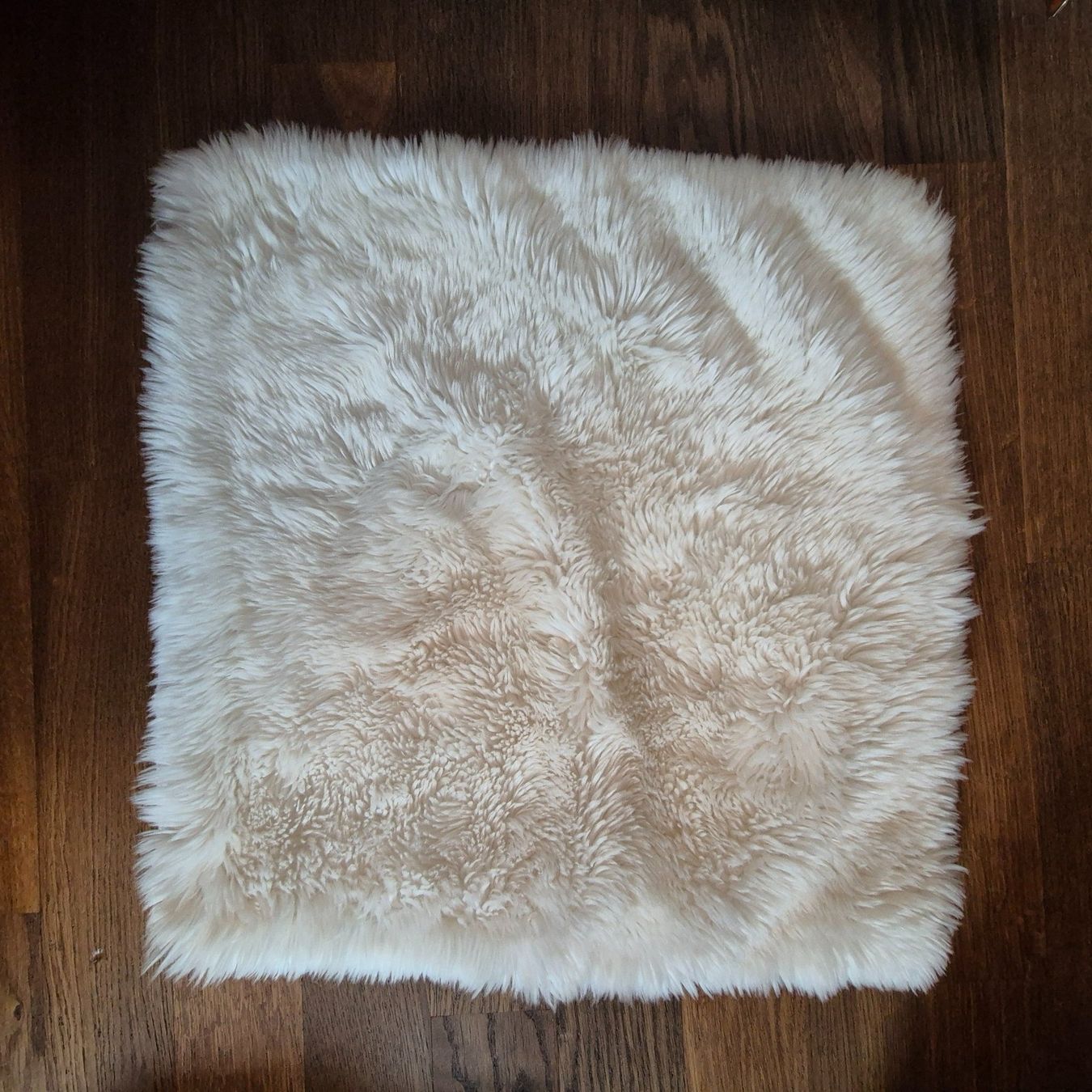 Cuscini: white faux fur pillow case 45x45 – Usato da Zürich venduto da monadiederich