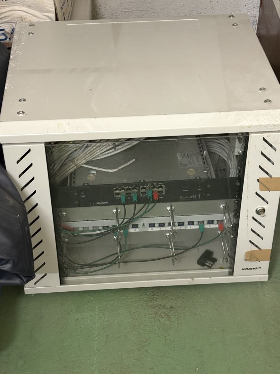 Racks & Cavalletti: Serverschrank - Rack – Usato da Obermumpf venduto da davetattoo