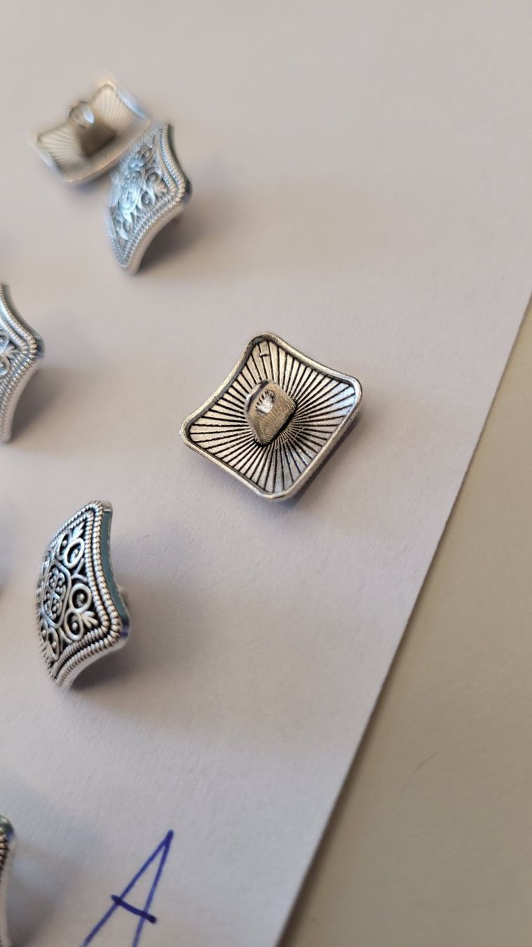 Bottoni: 10 boutons carrés – Nuovo e nell'imballaggio originale da Saxon venduto da Sebdem 2