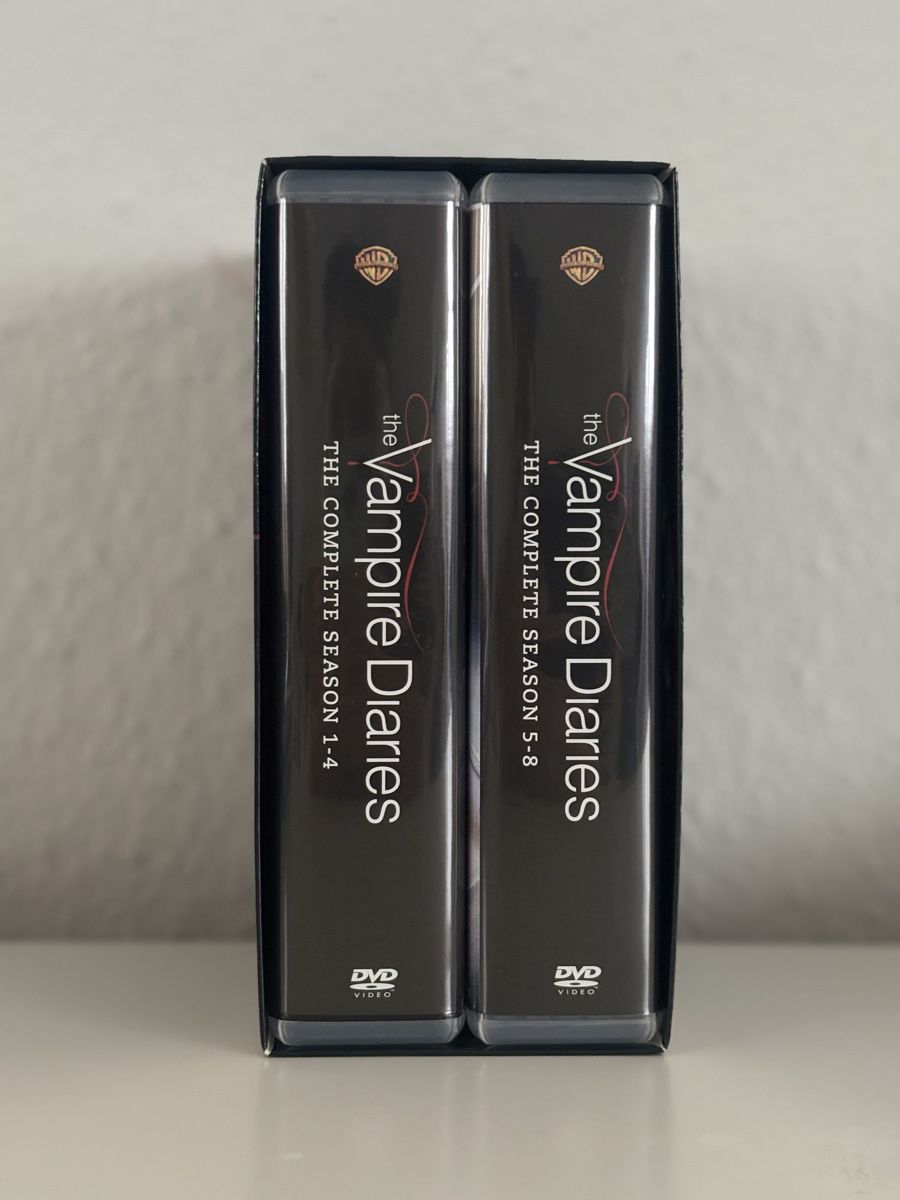 Tutti i DVDs: The Vampire diaries Komplette Serie – Nuovo (secondo la descrizione) da St. Gallen venduto da Becky__ 1