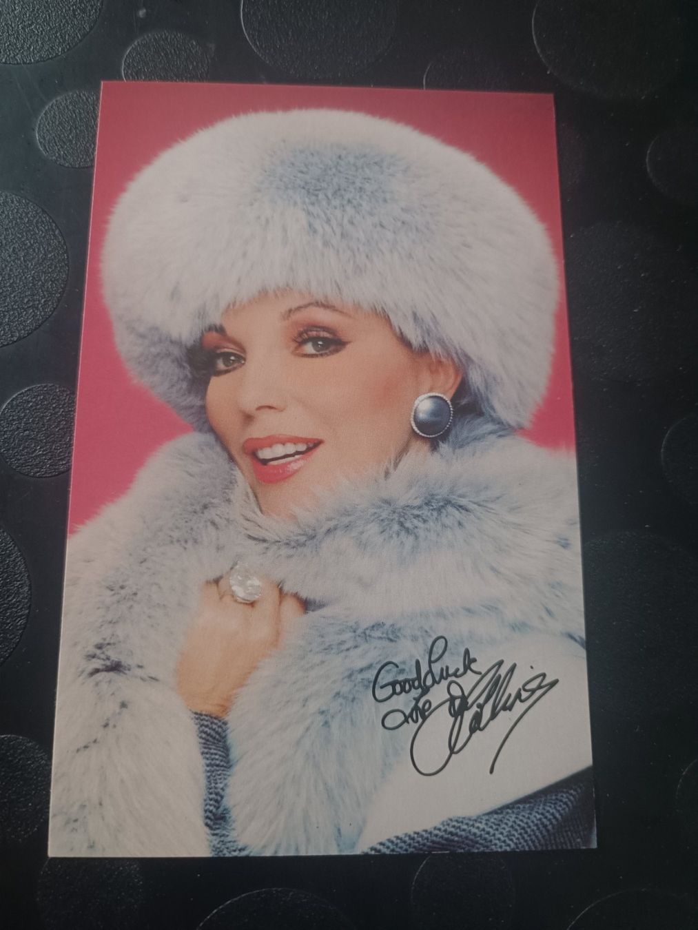 Autografi: Joan Collins - Autogrammkarte – Usato da Menziken venduto da Artographs
