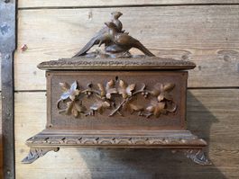 Holzschatulle mit Vogelmotiv und Schnitzereien, antikes Unik