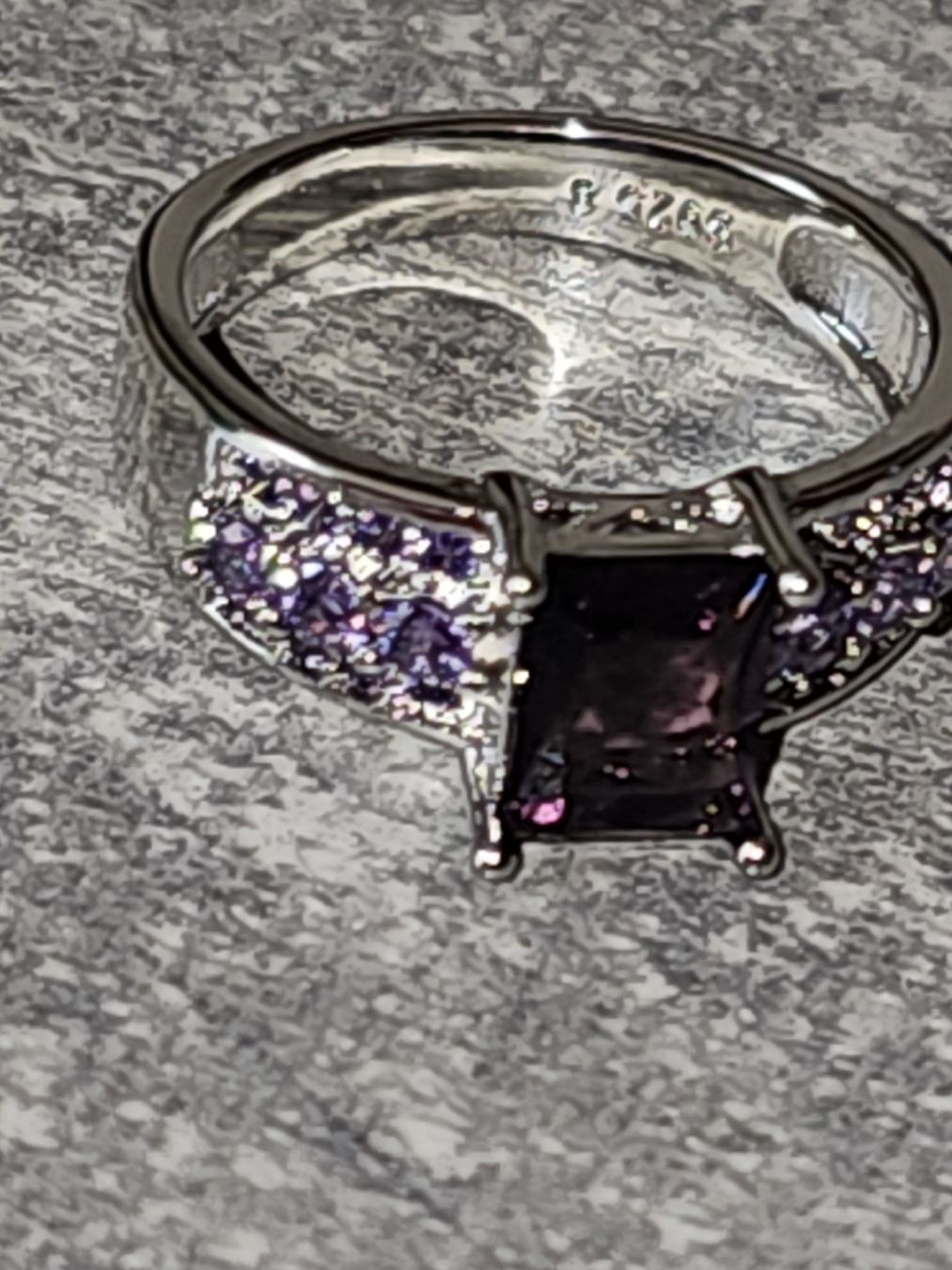 Anelli: Eleganter Ring mit lila Stein, Grösse 58, ideales Geschenk – Usato da Herzogenbuchsee venduto da tgi_rln7 3