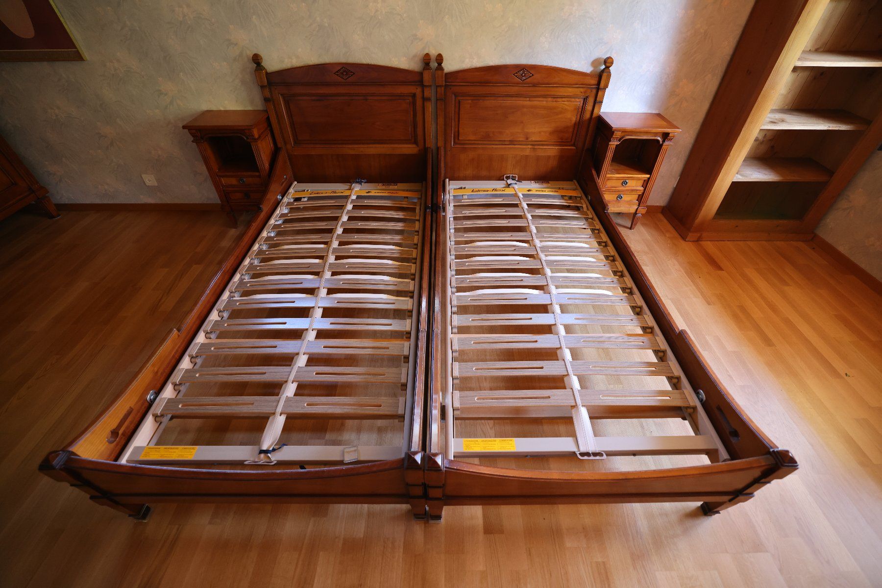 Letti: Chambre à coucher avec lits, commode et tables de chevet – Usato da Bussigny venduto da ch41 9