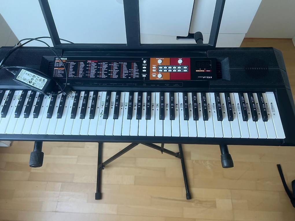 Musikinstrumente: Yamaha Keyboard mit Ständer – Gebraucht aus Muttenz von anna123