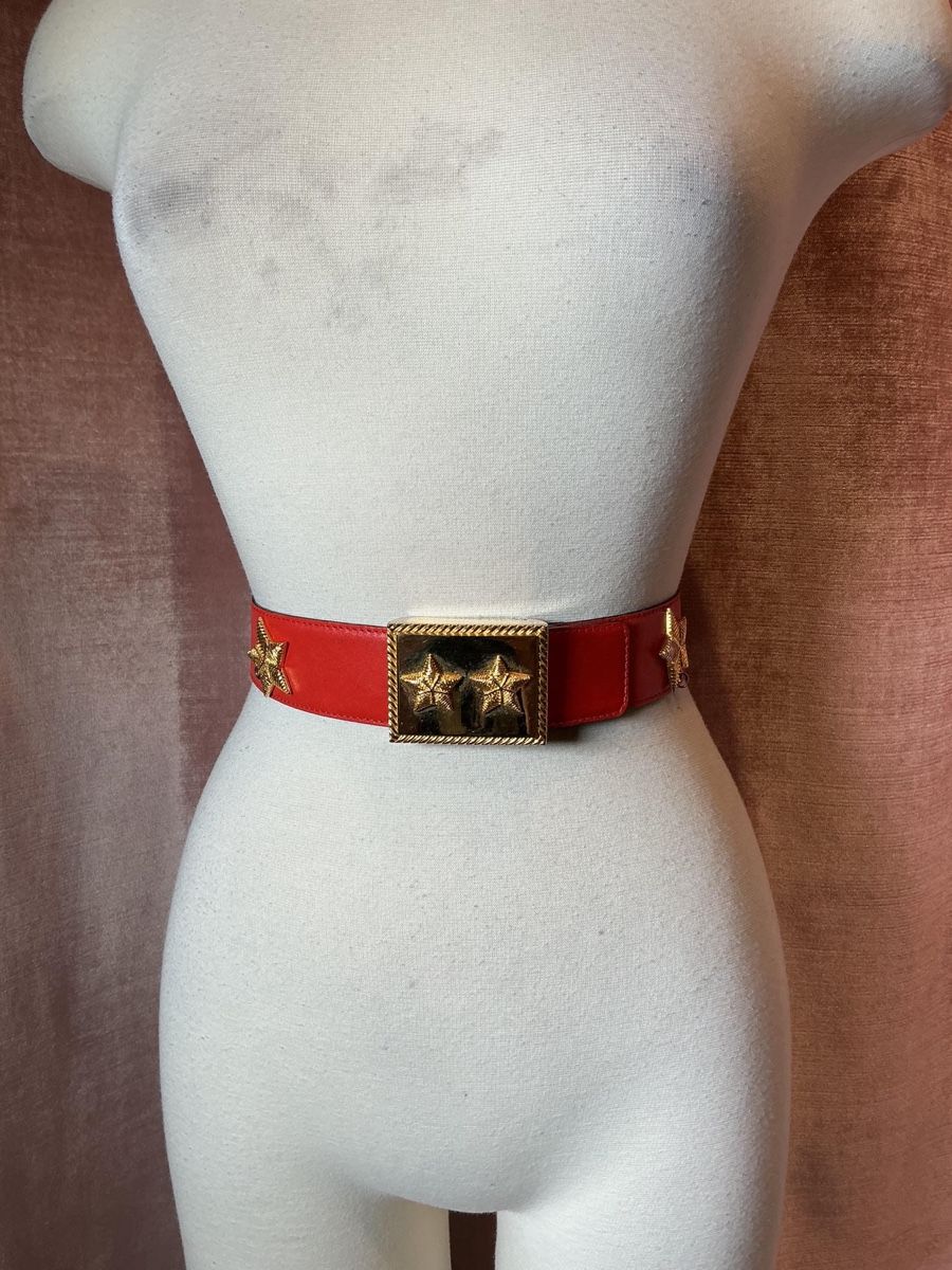 Escada Cinture: Escada Red Leather Belt w/ Stars & Chains – Usato da Buchrain venduto da Mr.Kim