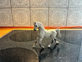 Spielzeugpferd Schleich weiss mit rosa Zopf 42197