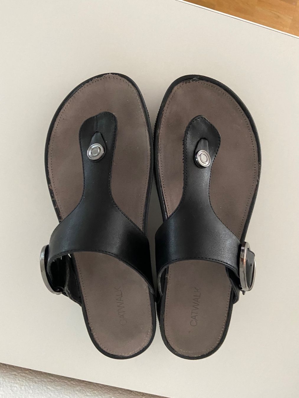 Damenschuhe: Sandalen/ Zehentrenner – Gebraucht aus Bülach von kittygismo