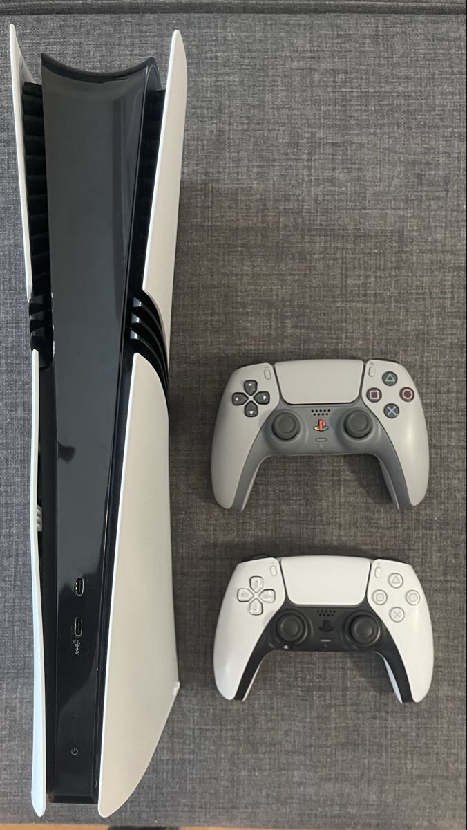 Sony Consoles: PlayStation 5 Pro with two controllers – D'occasion à Zürich par mra_y2sr 2
