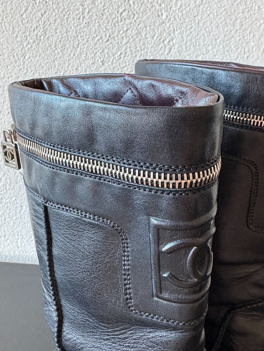 Chanel Scarpe da donna: Biker boots Chanel en cuir noir – Usato da Zürich venduto da catherinegisele 1