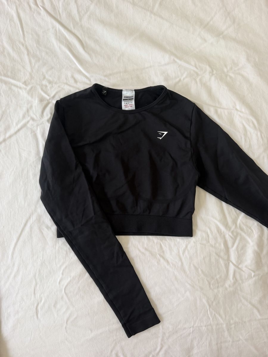 Gymshark Top: Black Long Sleeve Cropped Top – Usato da Zürich venduto da lil_h279
