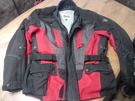 deux vestes et un pantalon pour motocycliste