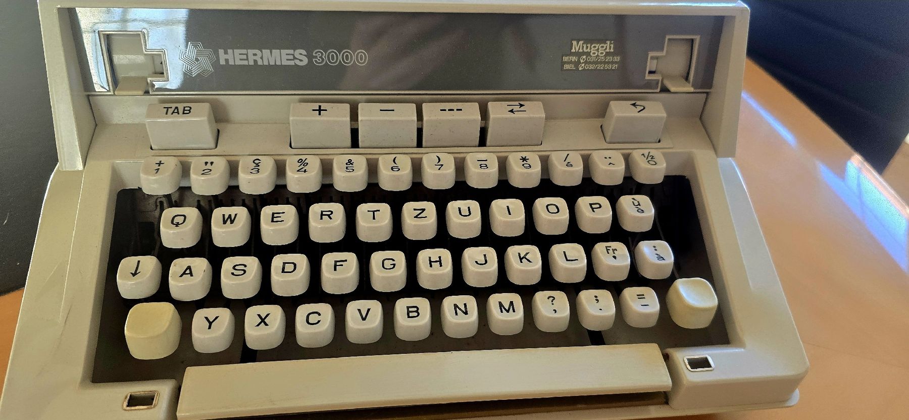 Hermès Macchine da scrivere: Hermes 3000 machine à écrire suisse avec valise originale – Usato da Neuchâtel venduto da Camille.2000 1