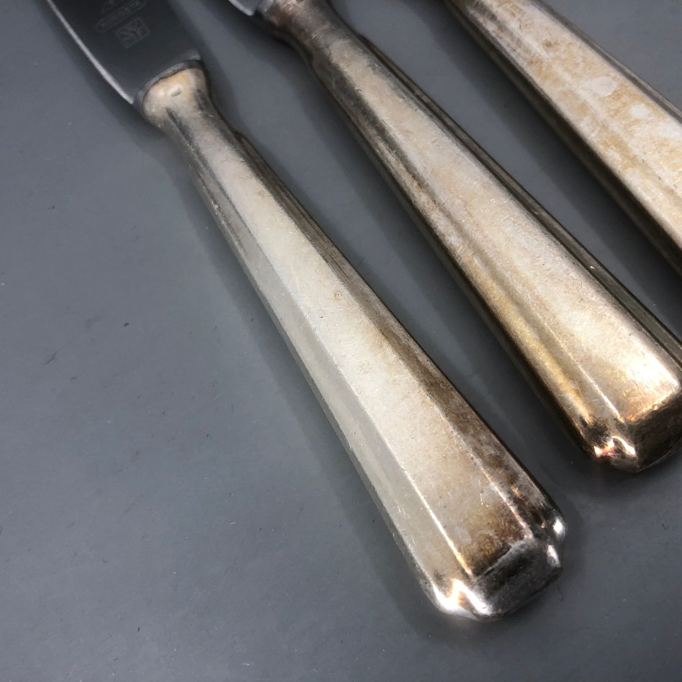 WMF Posate: 3 Dessertmesser versilbert WMF Modell 1900 Art Deco – Usato da Basel venduto da Tiabeanie