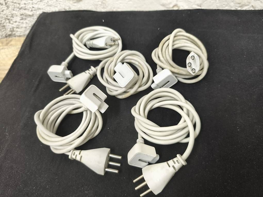 Apple Câbles: Stromkabel mit Schweizer Stecker (1,8 m) – D'occasion à Binningen par saviola01 1