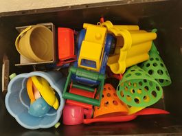 Kiste mit Sandspielzeug
