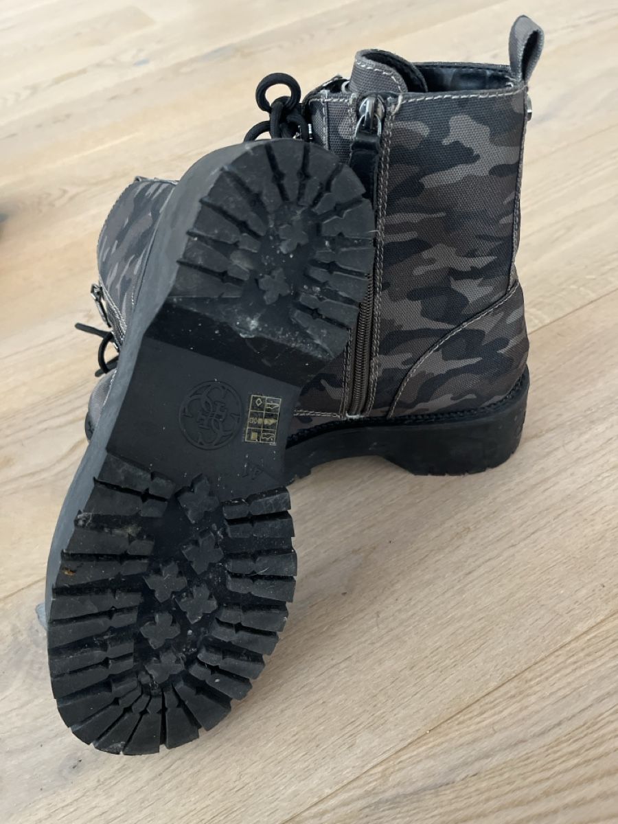 Guess Scarpe da donna: Guess Boots, Gr. 41, Camouflage Optik! – Usato da Nänikon venduto da Delonghi 2
