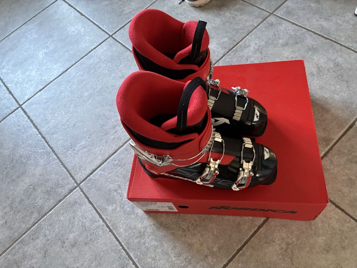 Nordica Schuhe für Jungen: Nordica Speedmachine J3 – Neu (gemäss Beschreibung) aus Aarau Rohr von Sheeno