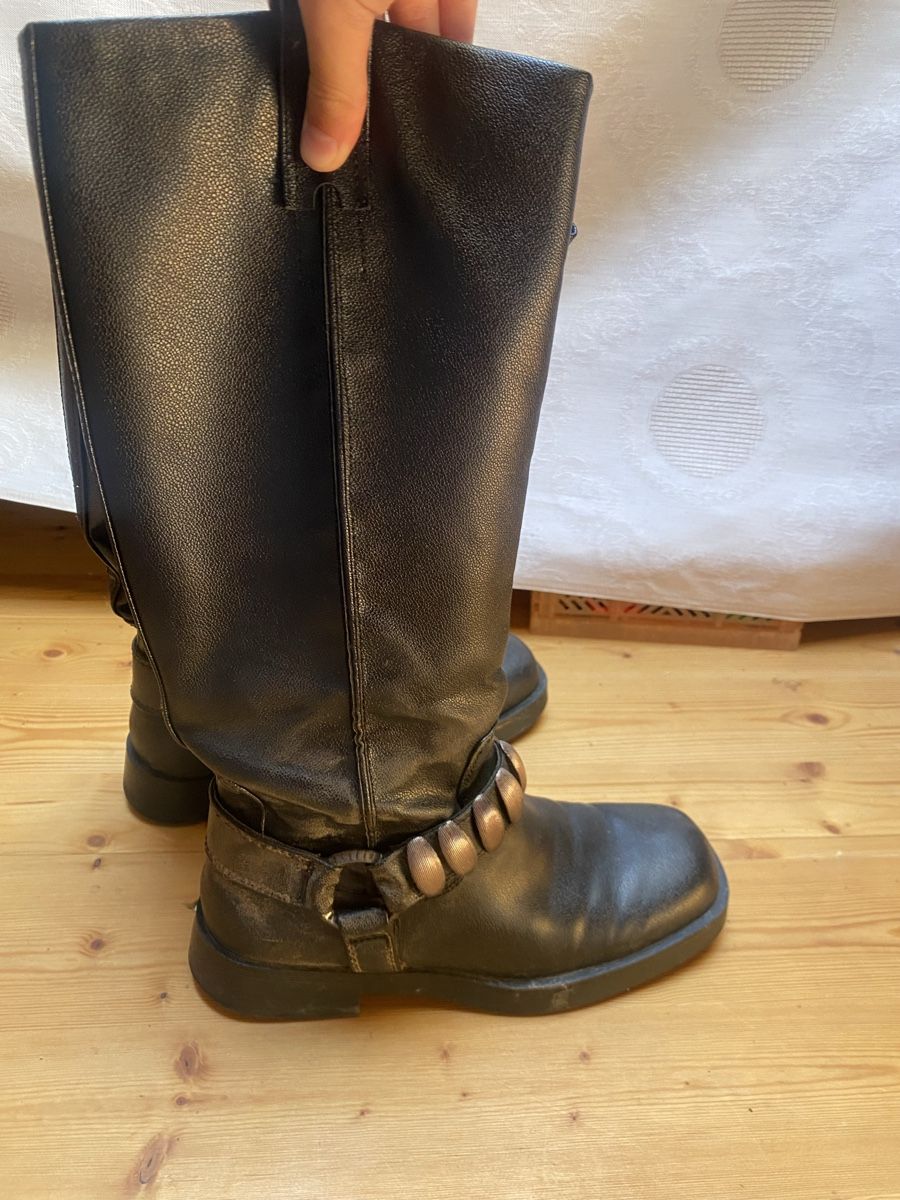 Scarpe da donna: Schwarze biker boots mit silbernen Details – Usato da Rehetobel venduto da Norea69 1