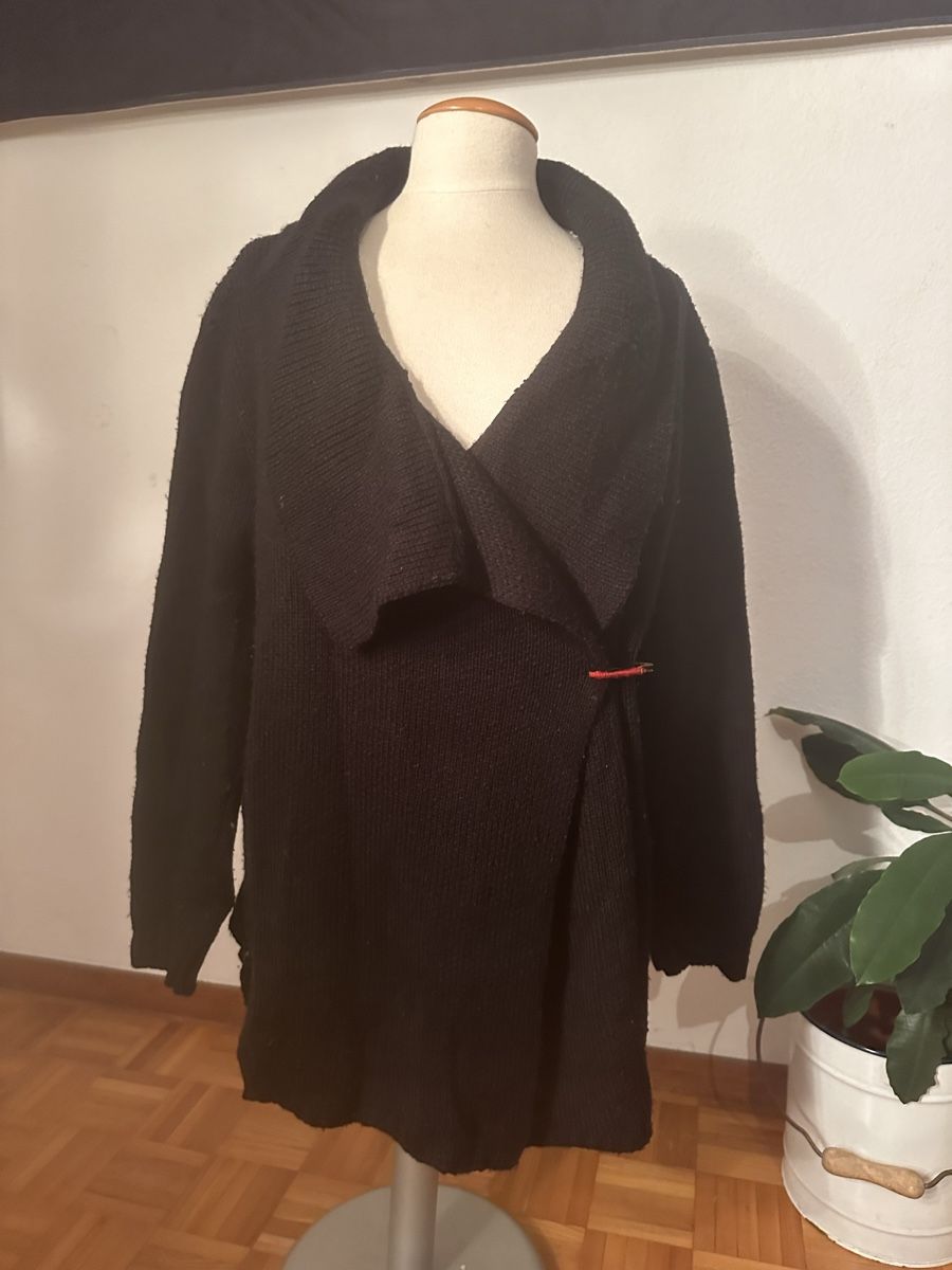 Cappotti: Schwarzer Strickmantel Element Gr. M mit Muster am Rücken – Usato da Winterthur venduto da whatdreamz