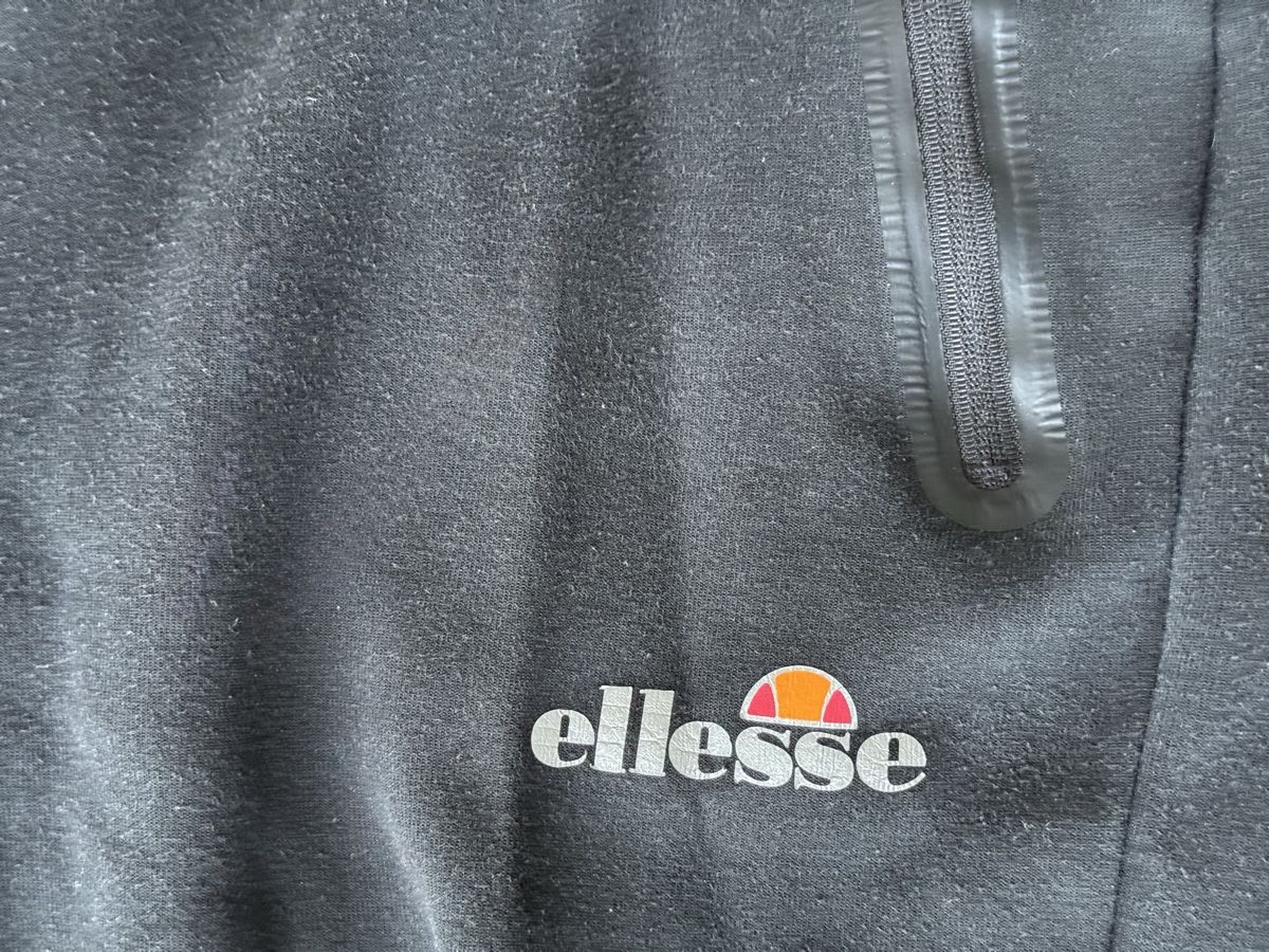 Ellesse Pantaloni: Schwarze ellesse Jogginghose Gr. S – Nuovo (secondo la descrizione) da Windisch venduto da _pascal_st_ 1