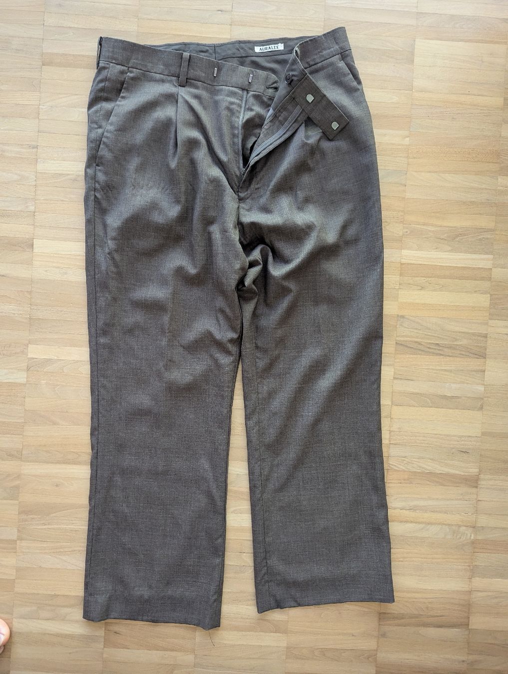 Pantalons: Pantalons AURALEE tropical wool taille L – D'occasion à Zürich par raulaenya