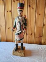 Holzfigur eines französischen Soldaten