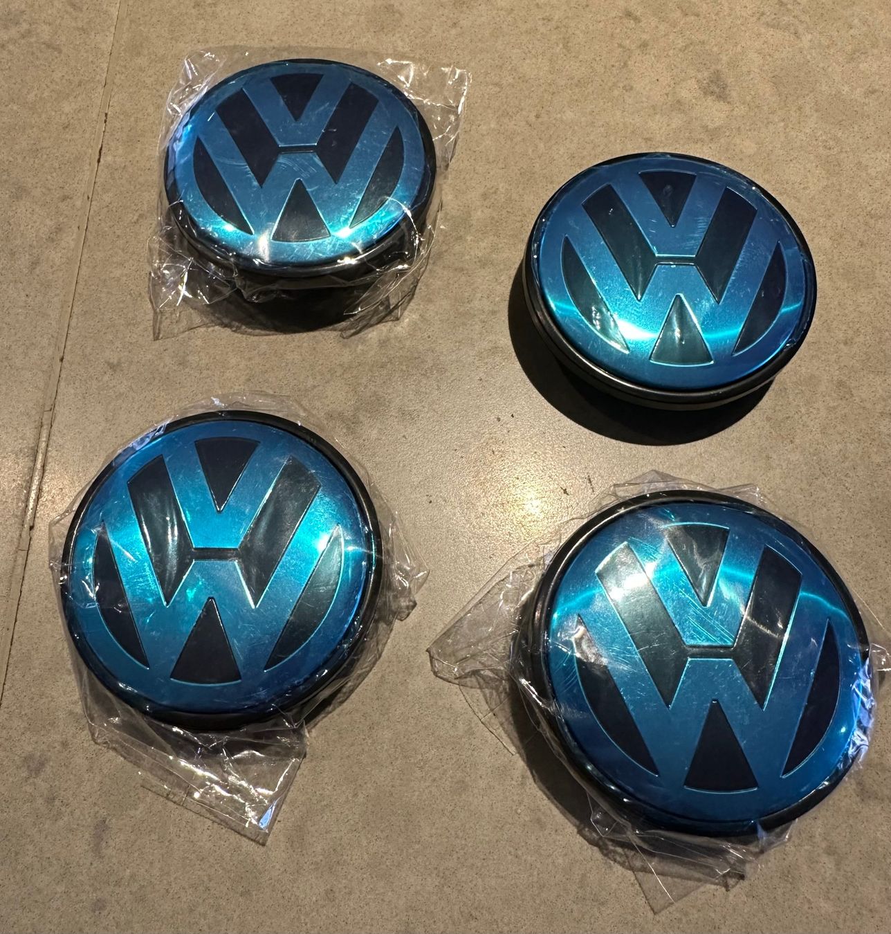 Volkswagen Cerchioni: 4 cache moyeu jante VW 70mm - Radkappen – Nuovo (secondo la descrizione) da Russin venduto da applenic