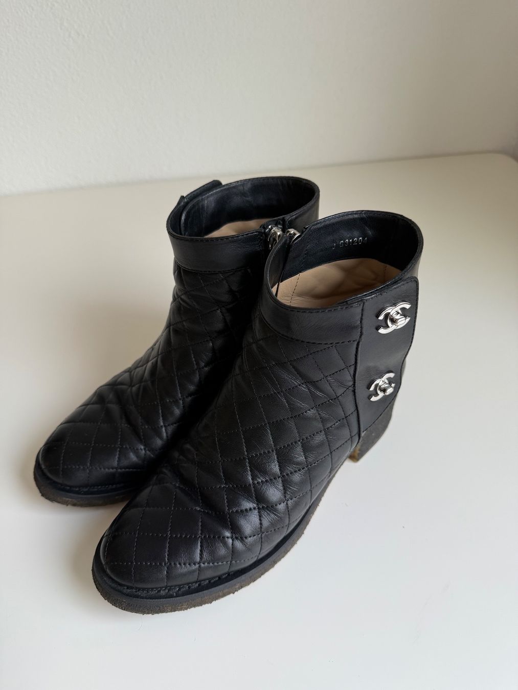 Chanel Scarpe da donna: Chanel Stiefeletten – Usato da Winterthur venduto da 19.19 1