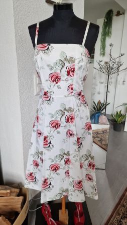 Schönes Kleid mit Rosen-Print