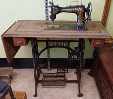 Antike Nähmaschine mit Gusseisen Fuss Phoenix