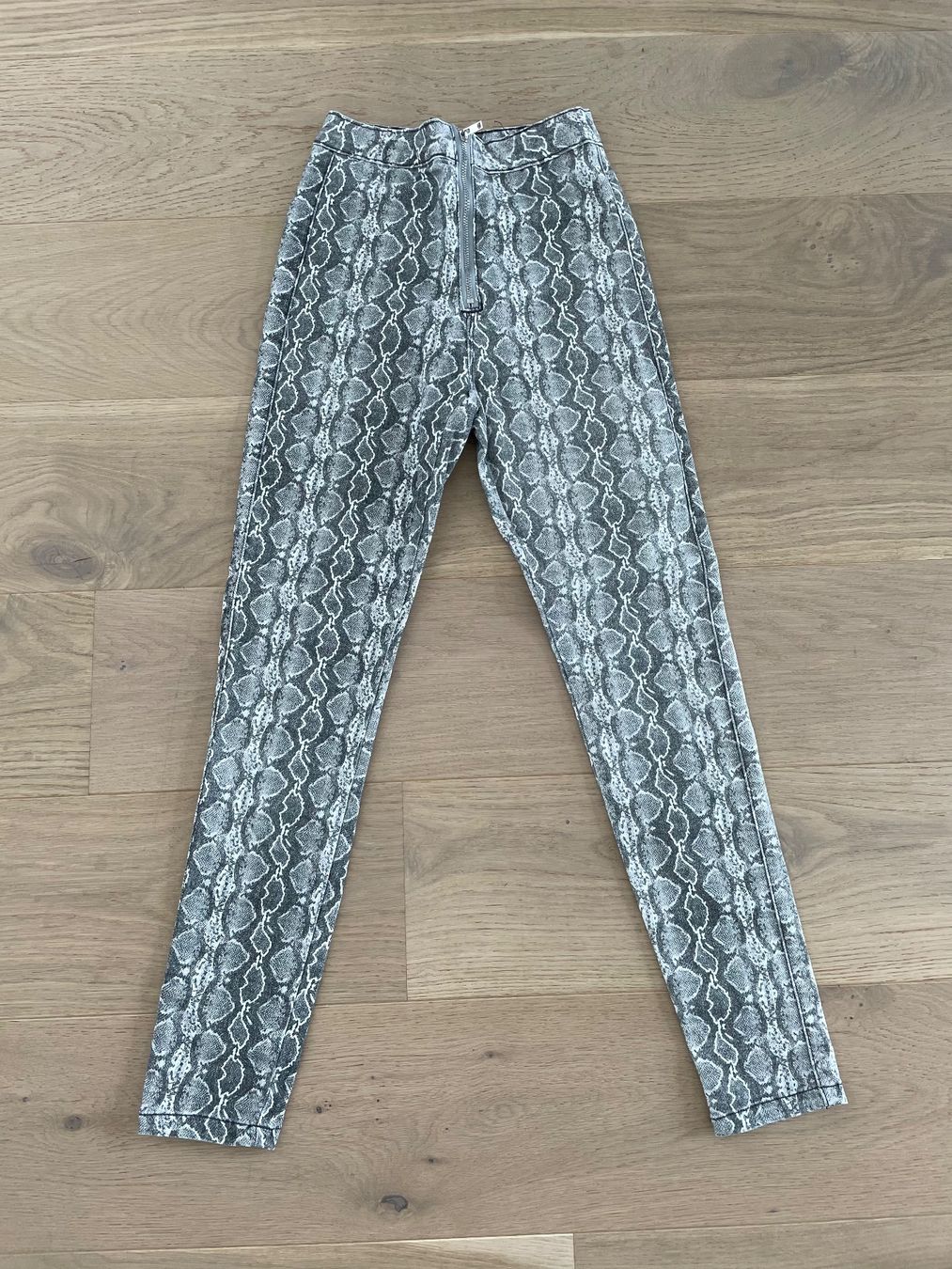 Jeans: Missguided Jeans mit Muster – Nuovo (secondo la descrizione) da Grenchen venduto da iagiag