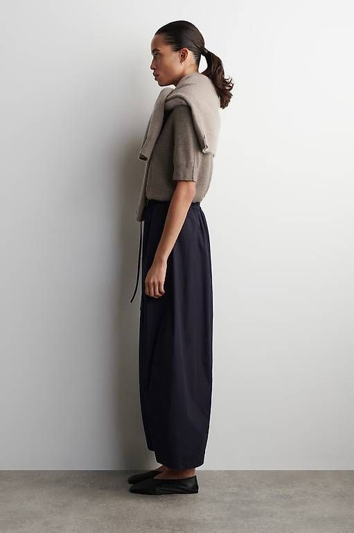 Cos Pantaloni: Cos Hose mit Barrel Bein und elastischem Bund – Usato da Zürich venduto da nmona 2