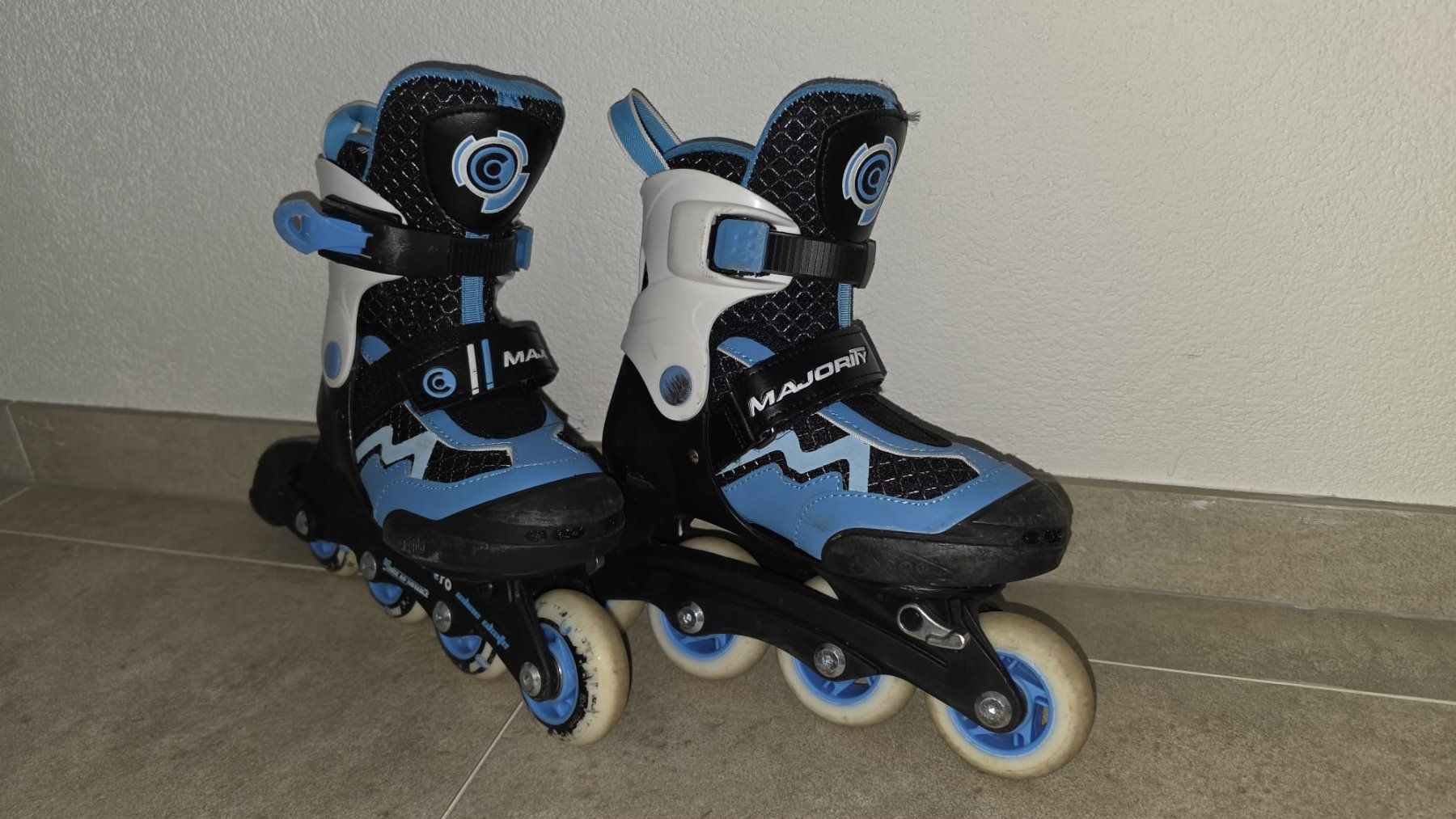 Micro Pattini in linea & Pattini a rotelle: Inlineskates Micro Majority blau schwarz gebraucht Gr.27-30 – Usato da Stettlen venduto da cvbe 1