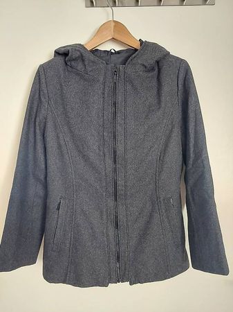 Graue Jacke mit Kapuze