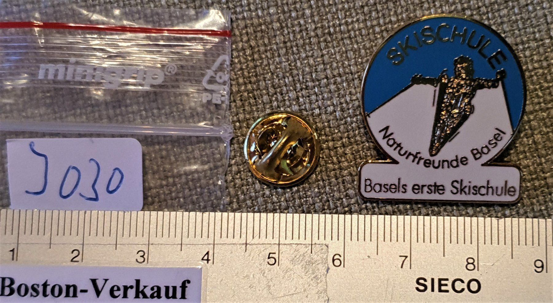 Placchette & Badge: J030 - Pin Skischule Naturfreunde Basel – Usato da Reinach BL venduto da Boston-Verkauf 1