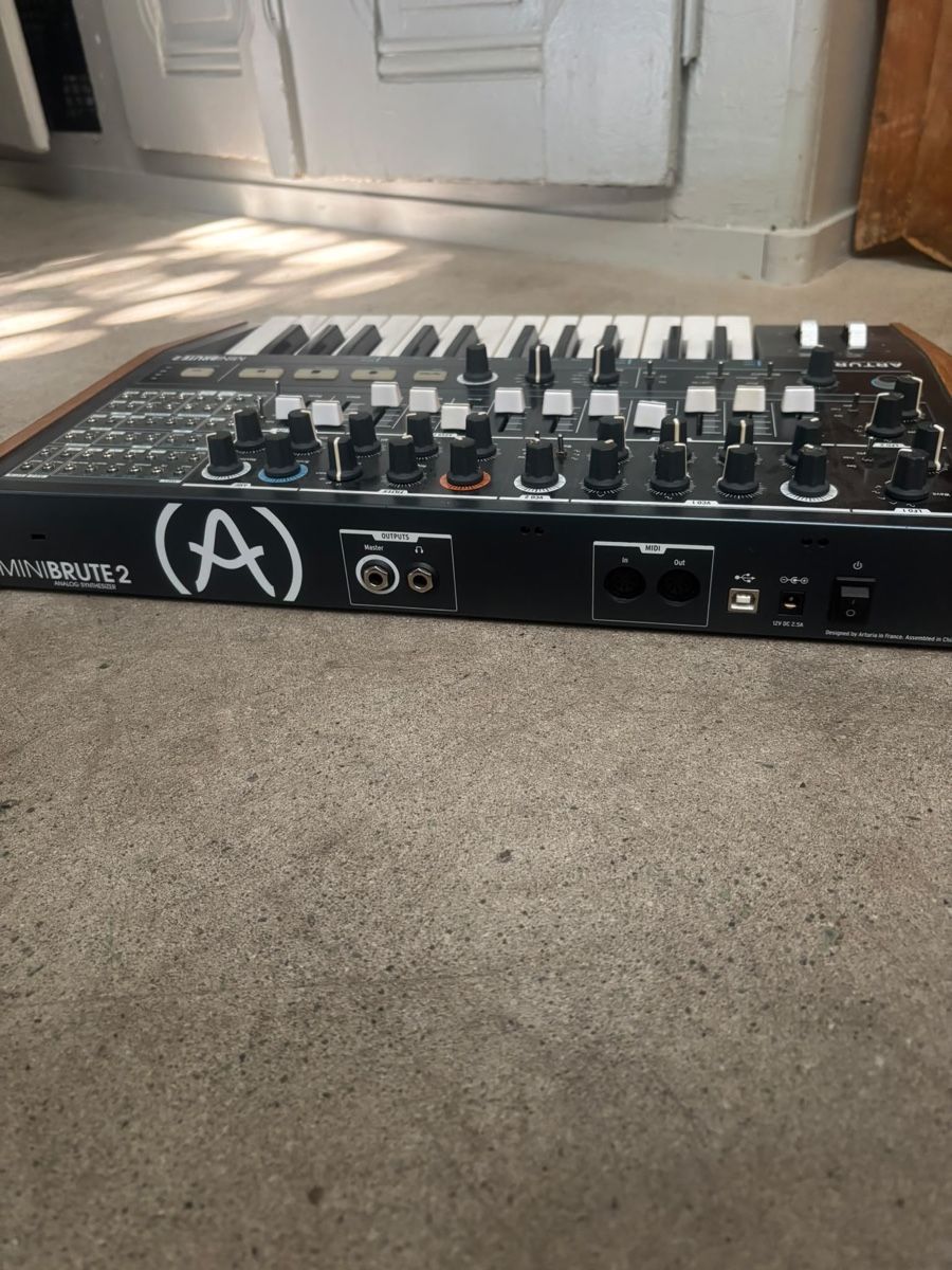 Arturia Musikinstrumente: Arthuria minibrut 2   – Gebraucht aus Carouge GE von charmettes 4