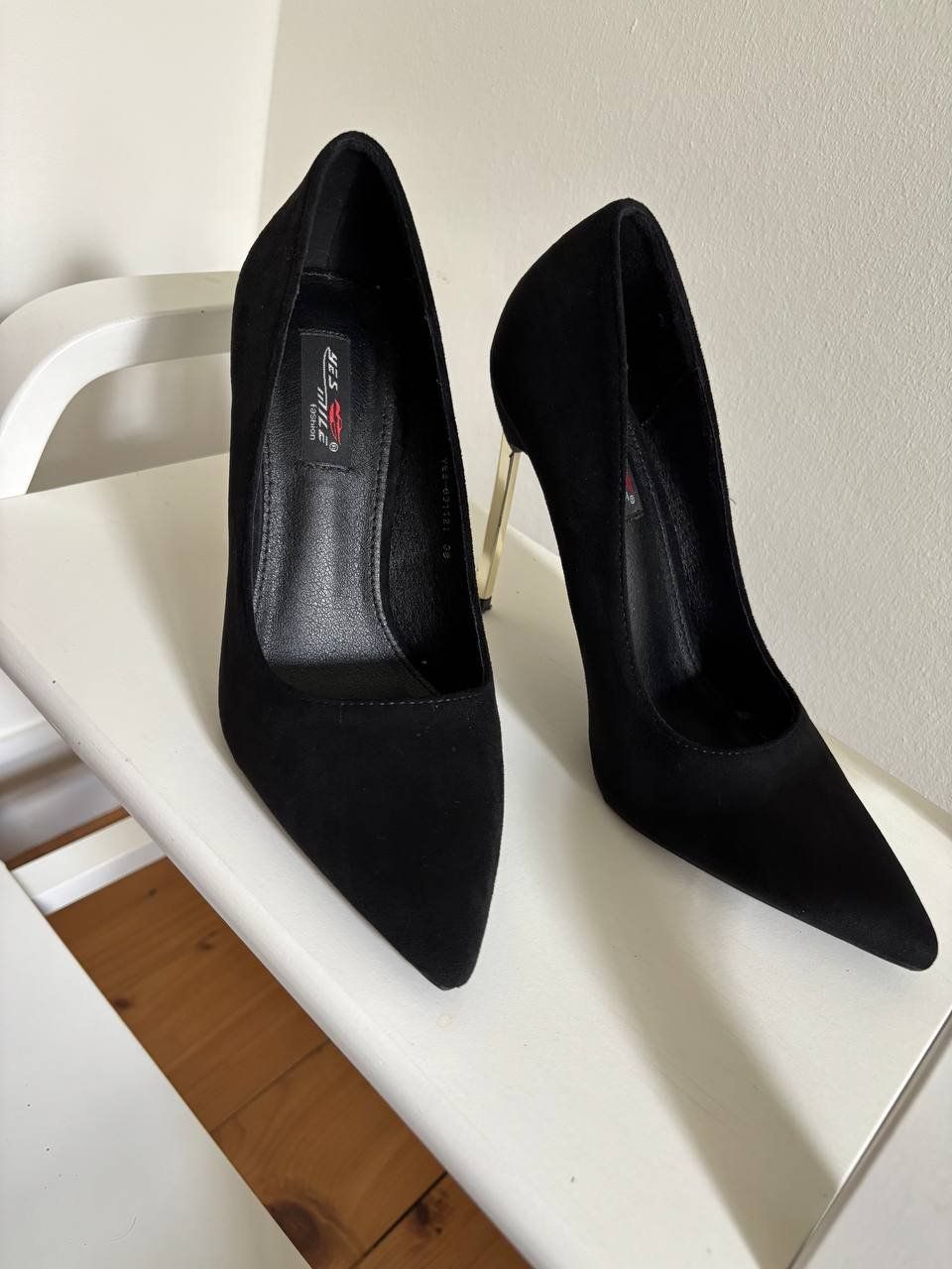 Scarpe da donna: Schwarze Wildleder Pumps – Nuovo (secondo la descrizione) da Bern venduto da ViksiBash