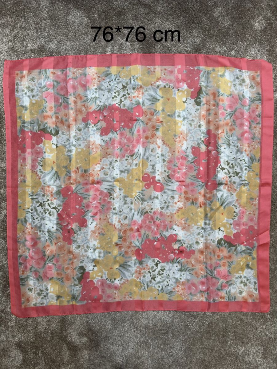 Foulard & Sciarpe: Foulard carré fleuri 76×76 cm – Usato da Vuippens venduto da Anna_as