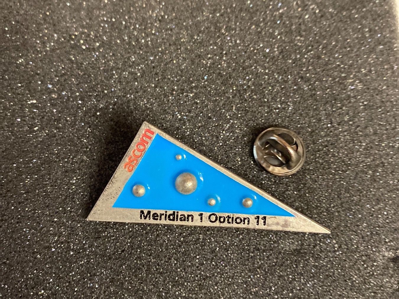 Placchette & Badge: PIN'S - ASCOM - MERIDIAN 1 OPTION 11 – Usato da Le Brassus venduto da cinema13