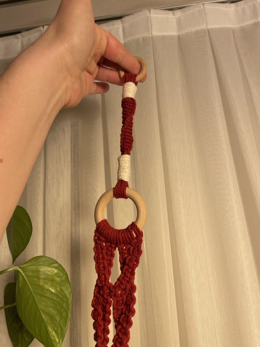 Tutte le decorazioni: Handgemachte Makramee-Blumenampel, rot, neuwertig! – Nuovo (secondo la descrizione) da Biel-Benken BL venduto da Marsha02 2