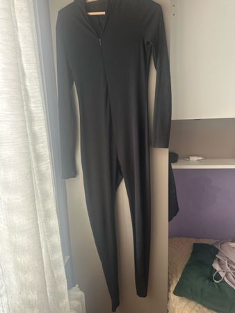 Combinaison moulante noir avec détails trou pour les pouce