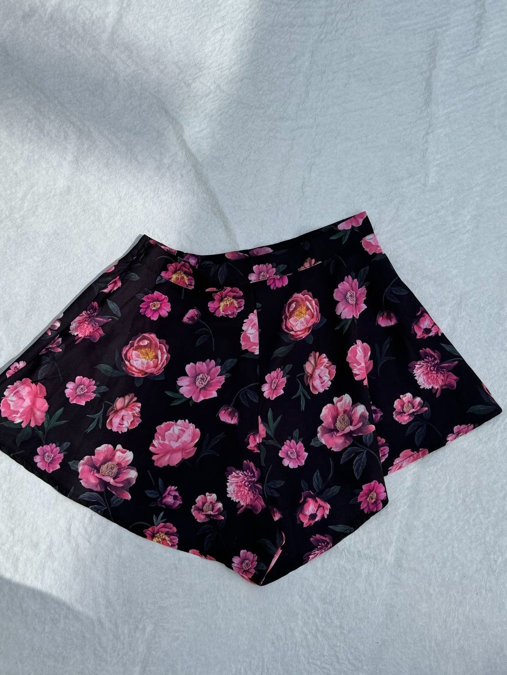 Pantaloni: Short évasé noir avec imprimés fleurs rose T.34 – Nuovo (secondo la descrizione) da Vandoeuvres venduto da Zoccoli11