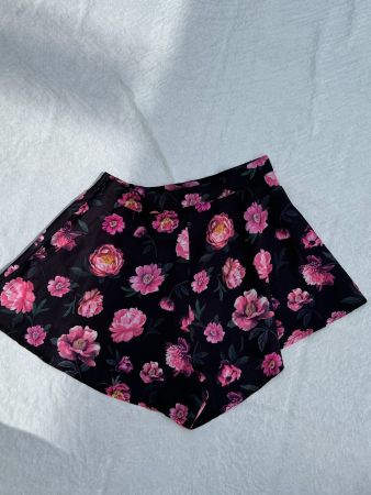 Short évasé noir avec imprimés fleurs rose T.34