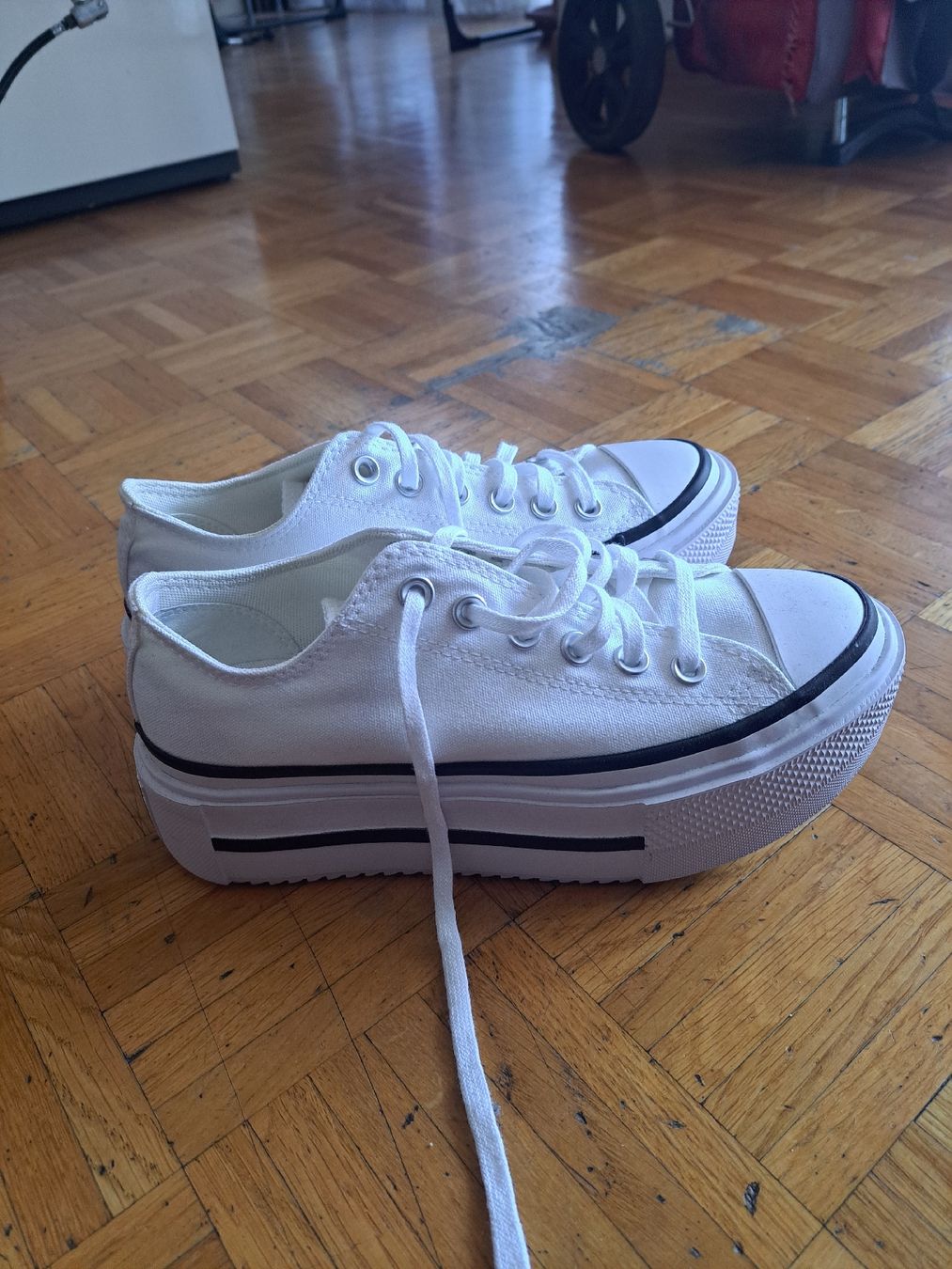 Converse Scarpe da donna: Converse blanches plateforme, pointure 37, comme neuf! – Nuovo (secondo la descrizione) da Chêne-Bourg venduto da mar_p5n7 1