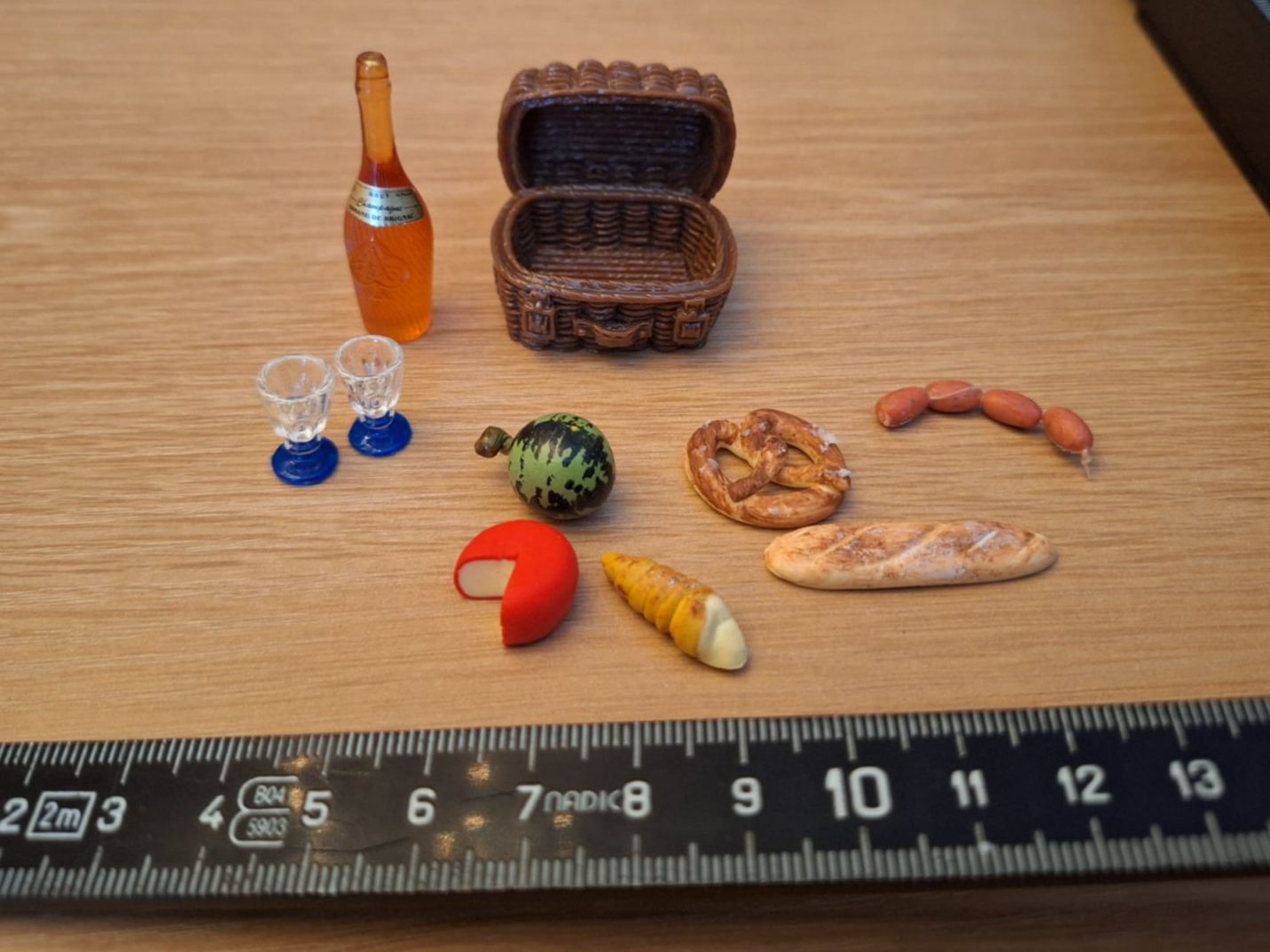 Case e mobili per bambole: Picknickkorb  mit Handmade Essen befüllt – Nuovo (secondo la descrizione) da Zürich venduto da HandmadeTinyFood 2