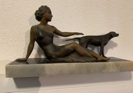 Bronze-Skulptur Dame mit Hund, Art Déco, Frankreich 55